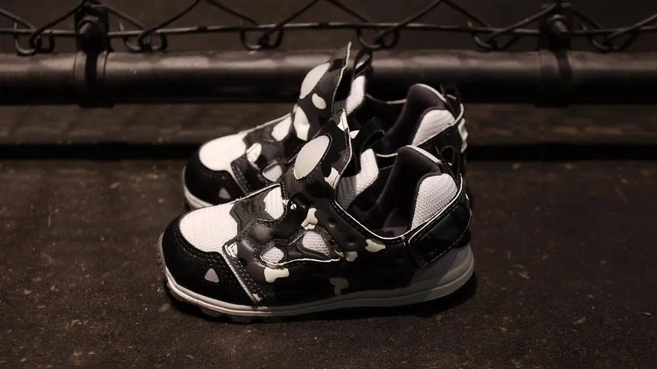 A BATHING APE® x mita sneakers Reebok VERSA PUMP FURY 